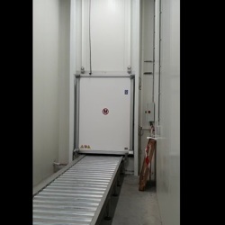 De snelle ''High Speed freezer door’’ (Airlock), maar dan verticaal